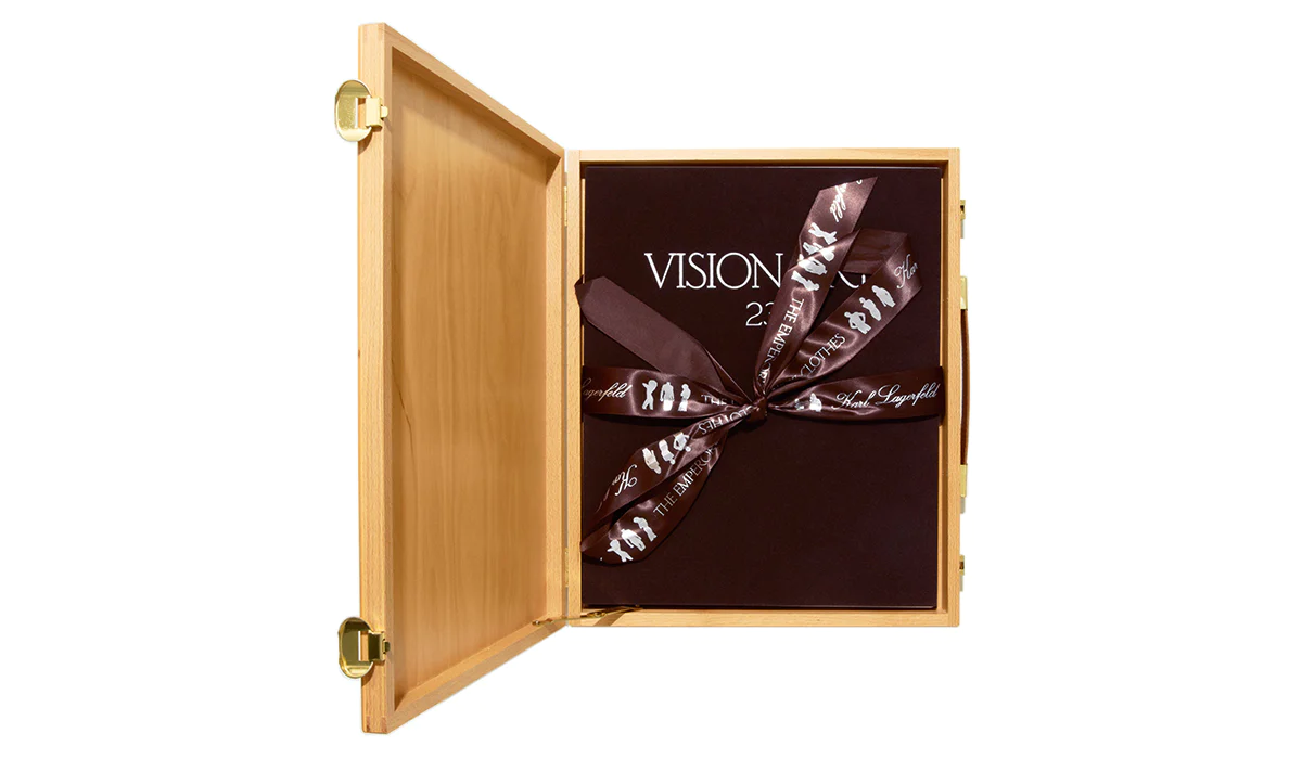 Журнал Visionaire, 23 THE EMPEROR'S NEW CLOTHES